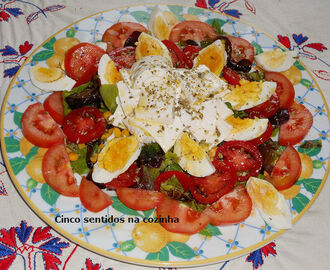 Salada de alface, tomate, ovo e queijo fresco