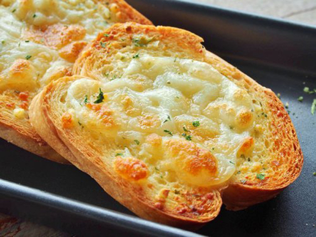 Pan de Ajo con Queso: tan fácil como rápido de hacer. ¡Una exquisitez al alcance de tu mano!
