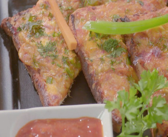 Chilli Paneer Cheese Toast by Harpal http://www.chingssecret.com/recipe/chilli-paneer-cheese-toast-by-harpal
