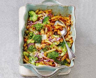 Snel­le oven­pas­ta met broc­co­li en spe­k­reep­jes