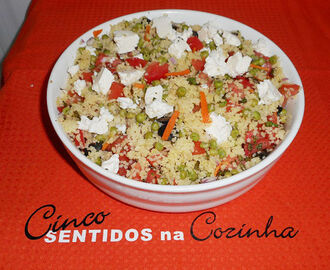 Salada fria de couscous com ervilhas, tomate e queijo fresco