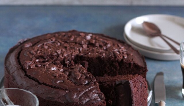 Διπλά σοκολατένιο κέικ από την Ερμιόνη Τυλιπάκη και το  «The one with all the tastes»!