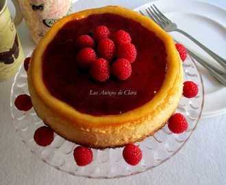 Cheesecake o tarta de queso con mermelada de frutos rojos