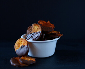 o aperitivo mais louco do mundo: chips de batata doce mergulhados em chocolate preto e flor de sal