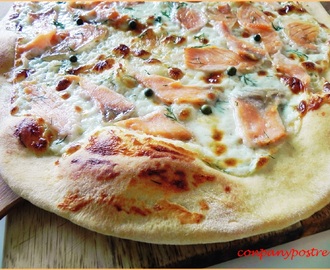 Pizza de queso de cabra con salmón ahumado