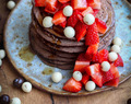 Pancakes con fresas y chocolate blanco