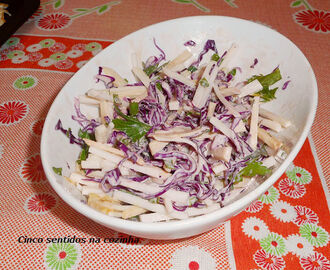 Salada de couve rábano e couve roxa com molho cremoso