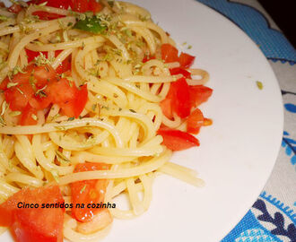 Esparguete salteado em azeite e alho com tomate fresco