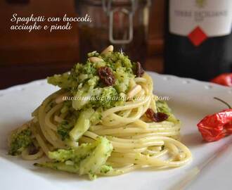 Spaghetti broccoli, acciughe e pinoli