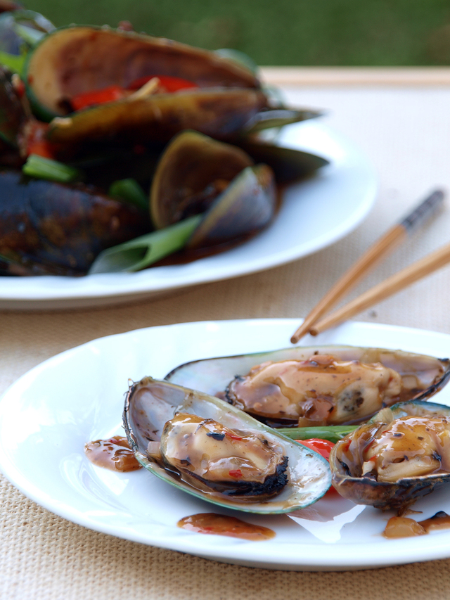 Stir Fried Mussels with Black Bean and Chilli Sauce