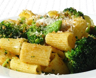 Rigatoni with Broccoli, Garlic & Breadcrumbs