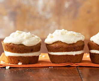 Pumpkin Cupcakes with Spiced Mascarpone Cream Filling