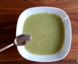 Reinigende groene soep met prei