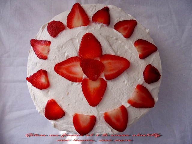 Gâteau aux fraises et à la crème chantilly (sans beurre sans sucre)