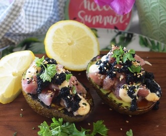 Grillad avokado med tonfisk, soja, sesammajonnäs och stenbitsrom
