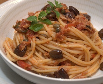 Spaghetti tonno e olive per il Calendario del Cibo Italiano