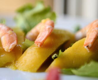 Ensalada de mango, langostinos y menta fresca