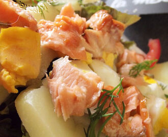 Salade composée au saumon fumé, pommes de terre et aneth