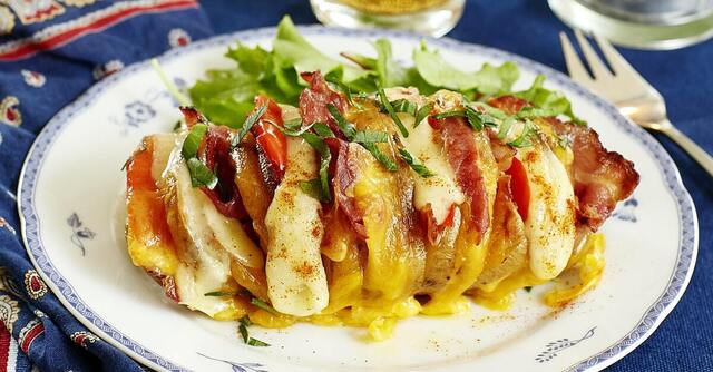 Hasselbackspotatis med bacon och ost