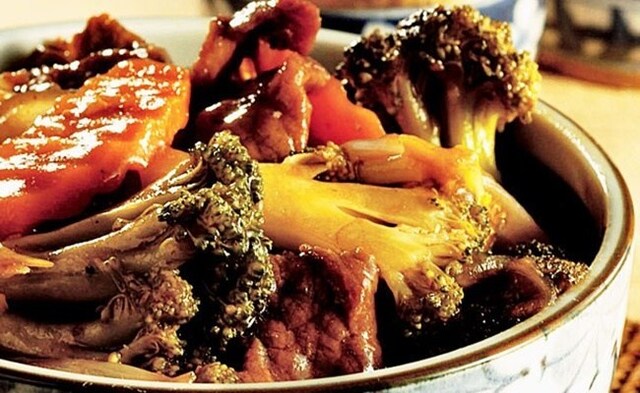 Receita de Carne Chop Suey, aprenda como fazer essa iguaria, Chop suey (“pedaços misturados”, em chinês) é um prato da culinária chinesa que consiste de carnes (bife, frango, camarão ou porco) cozidas rapidamente com legumes como o feijão-da-china, repolho e aipo, envoltas num molho enriquecido com amido.
