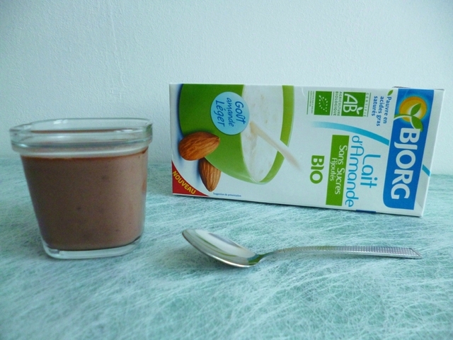 yaourts maison végétaux et diététiques amande et cacao à seulement 50 calories (sans sucre)