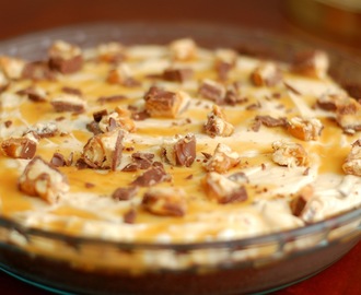 Snickers Cheesecake Pie