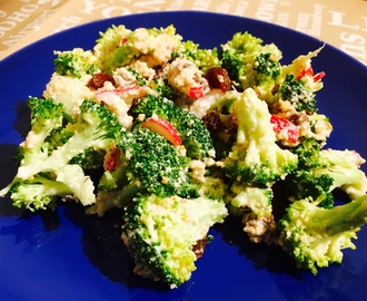 Ensalada de brócoli crudo (versión vegana y baja en grasas)