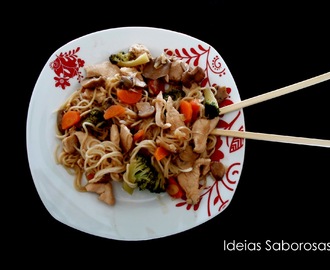 Noodles Chow Mein com Frango e Legumes