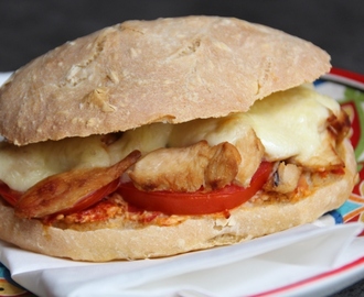 Sandwich chaud – chorizo, poulet, tomate mozza