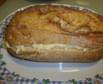 Pão recheado com alheira e queijo