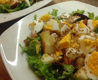 Receita | Mistura de salada com ovo, maçã e sementes de linhaça tostadas