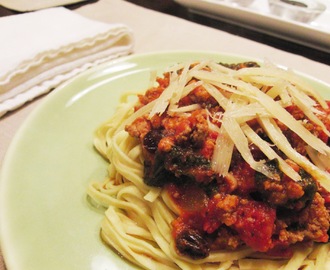 Linguine with Sweet and Savory Marinara (with lean ground turkey, baby spinach and raisins)