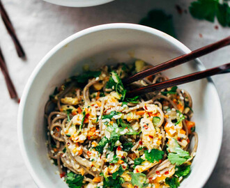 noodles light com frango, legumes e molho de sésamo, o almoço ideal para levar para o trabalho