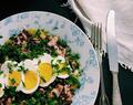 Salada de arroz integral preto, atum, ovo e esparguete de legumes