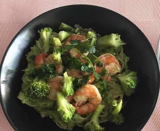 Proteïnepasta met broccolipesto en scampi