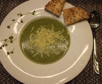Bazsalikomleves parmezánnal - avagy egy nagyon zöld, de nagyon finom leves