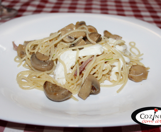 Esparguete integral salteada com cogumelos, bacon e mozarela