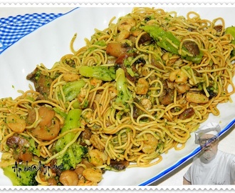 2110: Chow Noodles com Miolo de Camarão, Cogumelos e Brócolos