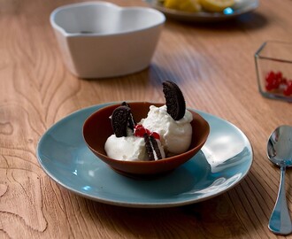 um vídeo para animar a sua segunda-feira: taça de chocolate com gelado de baunilha e bolachas oreo