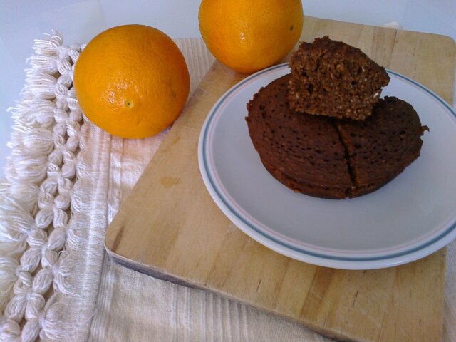 Bolo de cacau, aveia e laranja no microondas (sem açúcar, sem lactose, sem glutén)