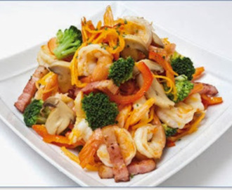 Camarão salteado com legumes e bacon