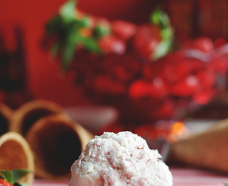 No-Churn Strawberry Cheesecake Ice Cream