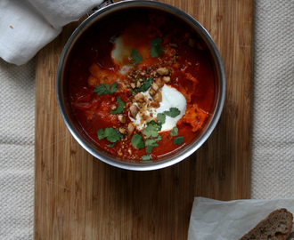 Budget meal plan: eieren in tomatensaus met notendukkah, yoghurt & koriander