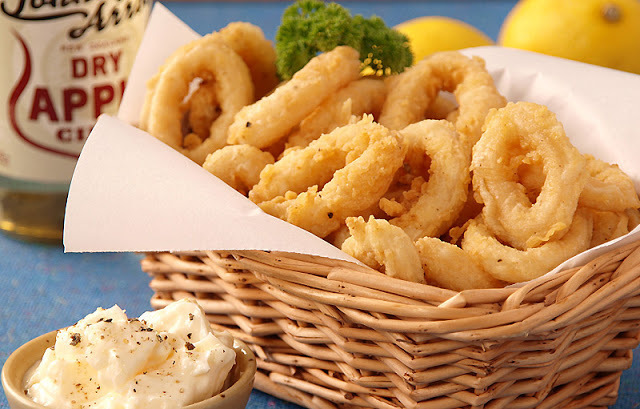 Come preparare un delizioso piatto di calamari fritti.