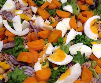 Salada de grão com atum, abacate e ovo