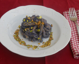 Pasta integrale con cavolo viola e pistacchi