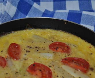 Frittata alebo poctivá slovenská omeleta so syrom, špargľou a cherry paradajkami