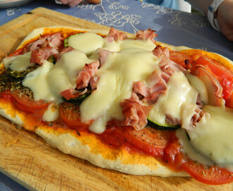 Pizza met tomaat en ham en mozzarella en truffel van Parmezaanse pasta