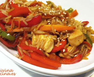 Wok de arroz, pollo y verduras
