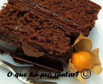 Bolo de chocolate com recheio e cobertura de suspiro de chocolate e creme de chocolate